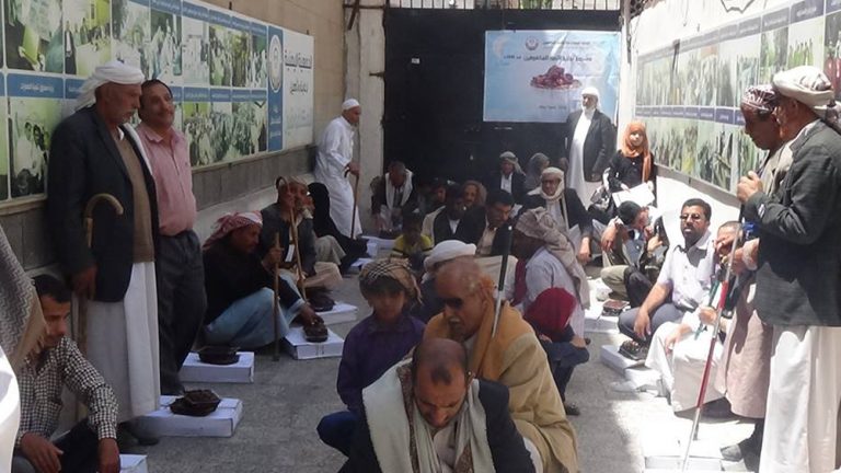 دشنت الجمعية اليمنية لرعاية وتأهيل المكفوفين مشروع توزيع التمور ضمن مشاريع رمضان *