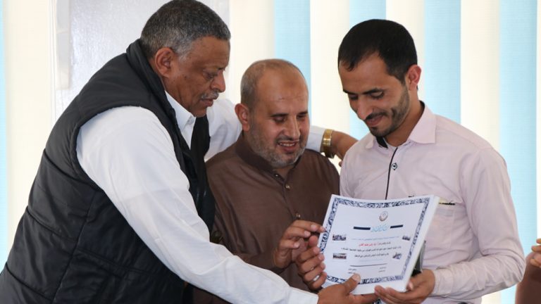 الجمعية اليمنية لرعاية وتأهيل المكفوفين تكرم أبنائها المكفوفين