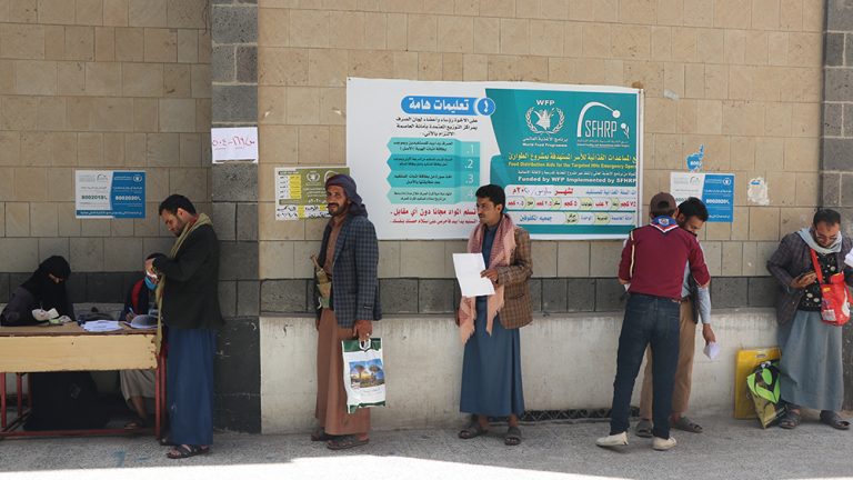 اجراءات احترازية مصاحبة لتوزيع السلة الغذائية بجمعية المكفوفين