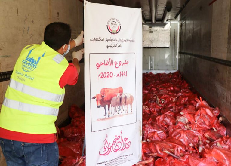 جمعية المكفوفين تواصل توزيع لحوم الأضاحي للمكفوفين بتمويل من منظمة الإغاثة الإسلامية