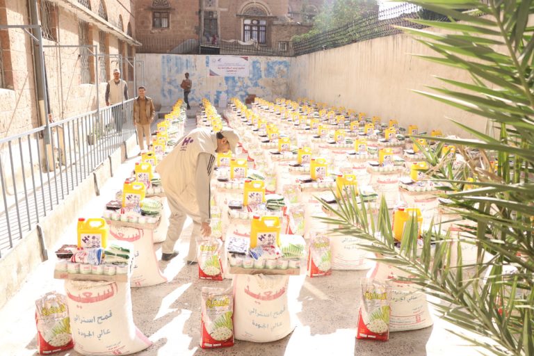 باشراف المجلس الاعلى للشوون الإنسانية<br>الجمعية اليمنية لرعاية المكفوفين توزع 700 سلة غذائية على المكفوفين بدعم منظمة هيومن ابل