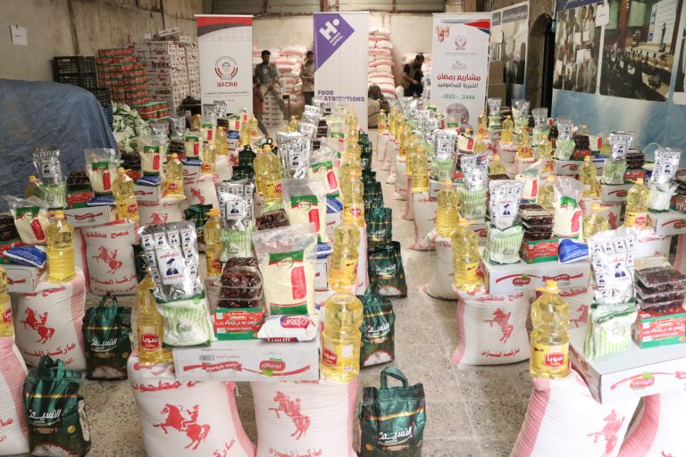 الجمعية اليمنية لرعاية وتأهيل المكفوفين تدشن مشاريعها الرمضانية بتوزع سلات غذائية على المكفوفين بدعم منظمة هيومن ابيل