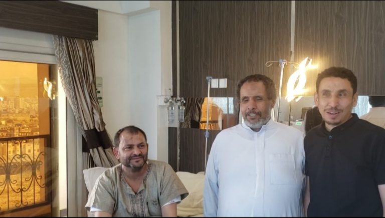 وفد من الجمعية اليمنية لرعاية وتأهيل المكفوفين يزور المدير التنفيذي لصندوق رعاية وتأهيل المعاقين للاطمئنان على صحته