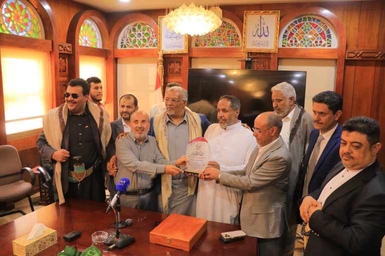 بحضور  وزير الشؤون الاجتماعية والعمل الأستاذ سمير محمد باجعالة الجمعية اليمنية  لرعاية وتأهيل المكفوفين تكرّم البنك المركزي اليمني تقديرًا لخطوة إدراج  “برايل” في العملة ￼الجديدة